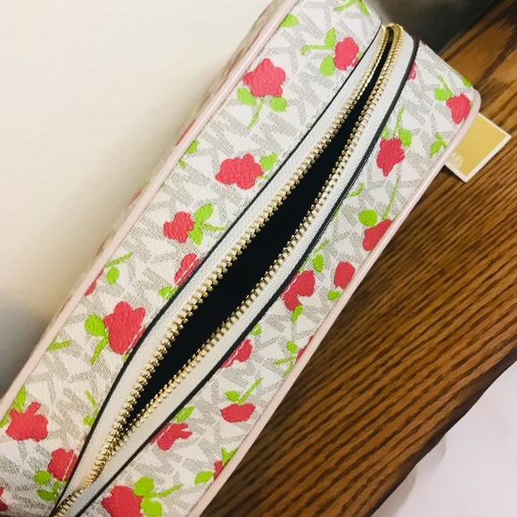 Michael kors toiletry bag. - Picture 12 of 12